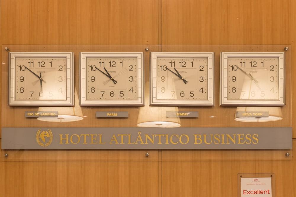 Hotel Atlantico Business Centro Rio de Janeiro Exterior foto The photo displays a wooden wall featuring three wall clocks. Each clock shows a different time, indicating that they are set to various time zones. Below the clocks, there is a sign that reads "HOTEL ATLÂNTICO BUSINESS." There are also two lamp fixt